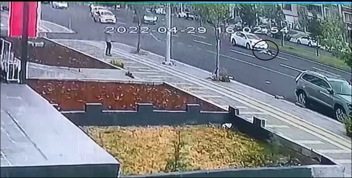 Otomobilin çarptığı kadın öldü; kaza anı kamerada -3