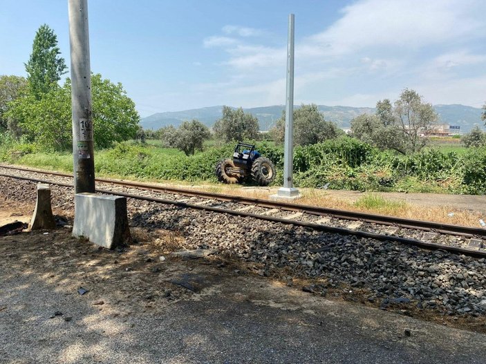 Yolcu treni hemzemin geçitte traktöre çarptı, sürücü öldü -8