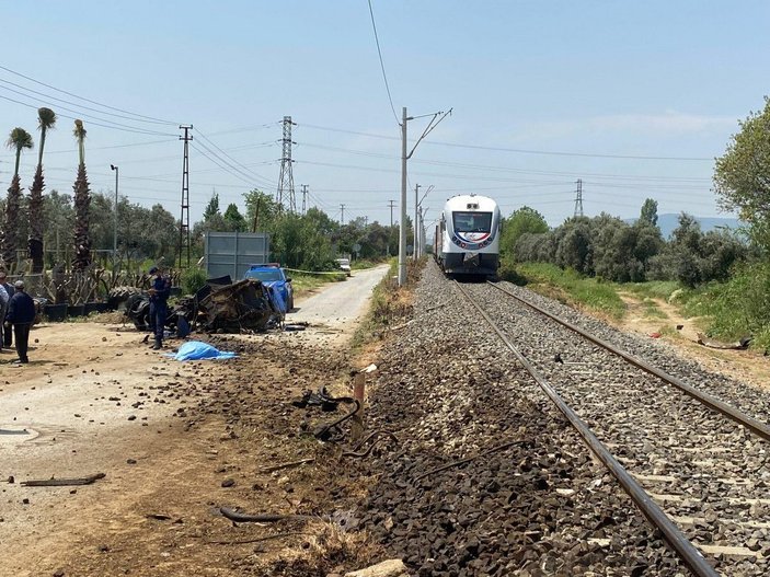 Yolcu treni hemzemin geçitte traktöre çarptı, sürücü öldü -1