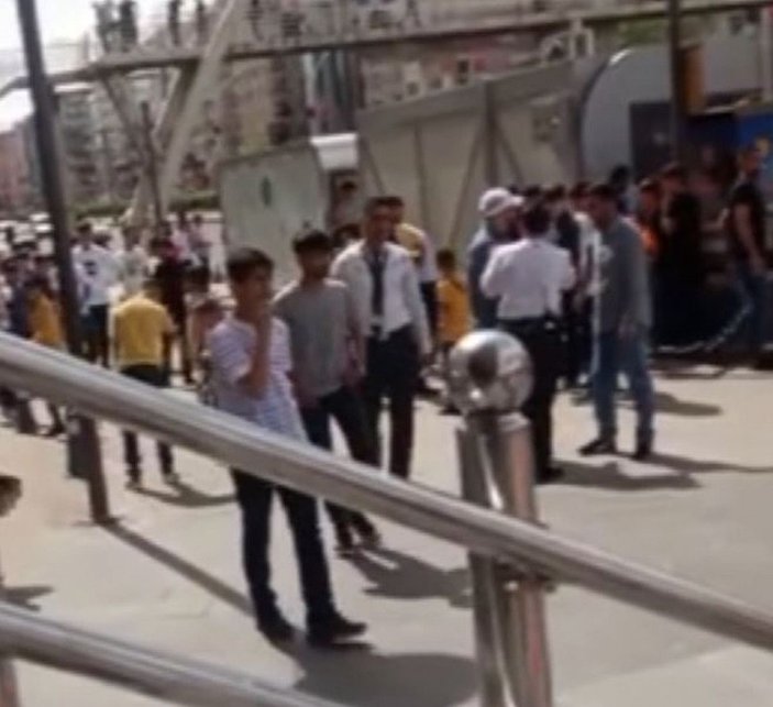 Diyarbakır'da tekmeli yumruklu kavga kamerada  -4