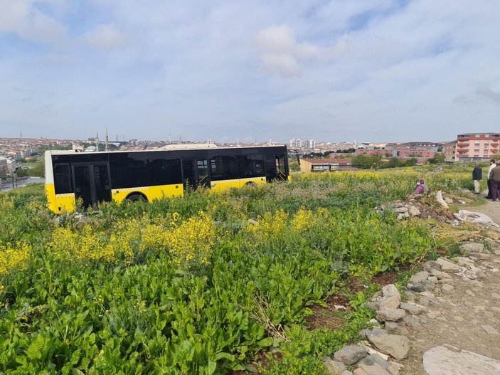 Sultangazi'de İETT otobüsü araziye uçtu; ekinleri zarar gören kadının tepkisi    -2
