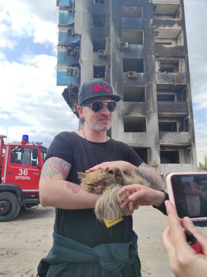 Bombardımanda yıkılan apartmanda mahsur kalan kedinin kurtarılma anları -2