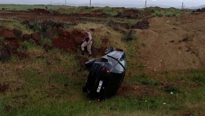 Gaziantep'te otomobil, şarampole devrildi: 2 yaralı -3