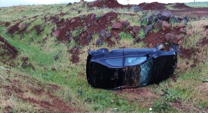 Gaziantep'te otomobil, şarampole devrildi: 2 yaralı -1
