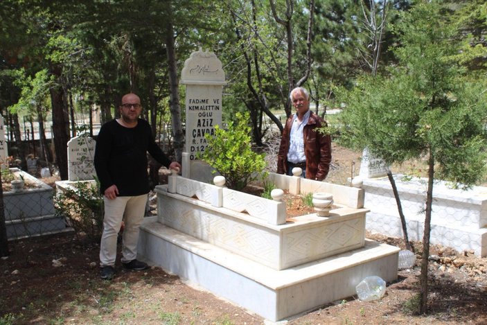 (ÖZEL) Arkadaşının vasiyetini yerine getirip, mezarına Trabzonspor bayrağı örttü -1