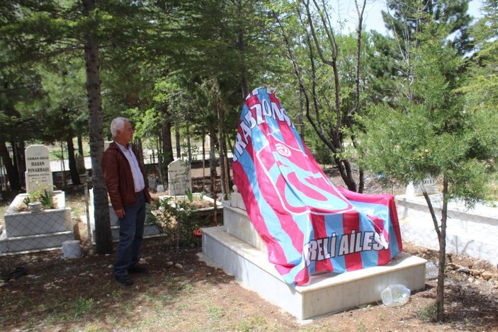 (ÖZEL) Arkadaşının vasiyetini yerine getirip, mezarına Trabzonspor bayrağı örttü -5