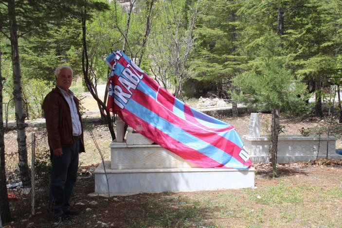 (ÖZEL) Arkadaşının vasiyetini yerine getirip, mezarına Trabzonspor bayrağı örttü -6