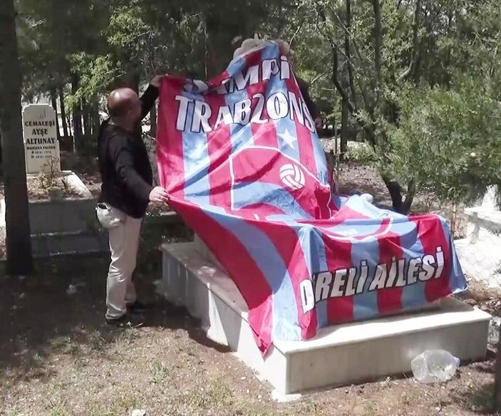 (ÖZEL) Arkadaşının vasiyetini yerine getirip, mezarına Trabzonspor bayrağı örttü -3