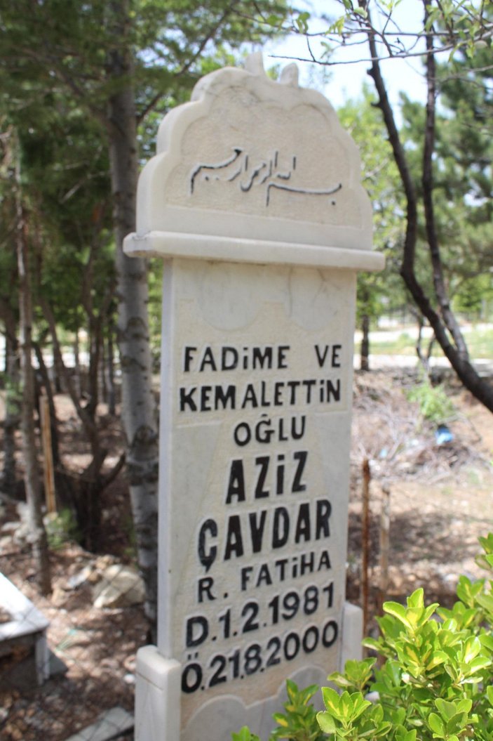 (ÖZEL) Arkadaşının vasiyetini yerine getirip, mezarına Trabzonspor bayrağı örttü -8