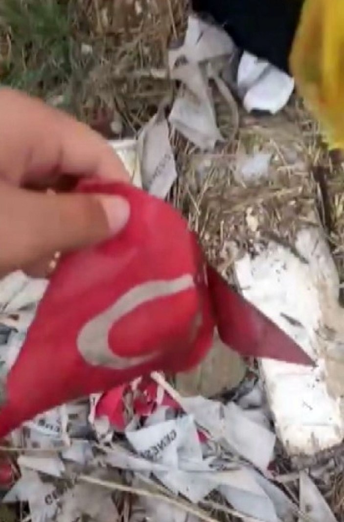 Duyarlı vatandaşlar boş araziye atılan Türk bayraklarını böyle topladı -1