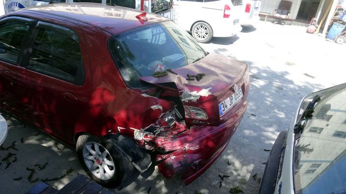 Avcılar'da hızla geldi; otomobile çarpıp kaçtı -3