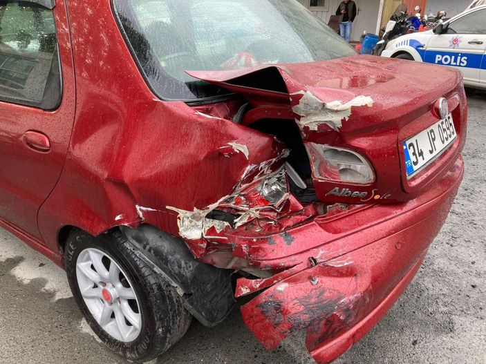 Avcılar'da hızla geldi; otomobile çarpıp kaçtı -5