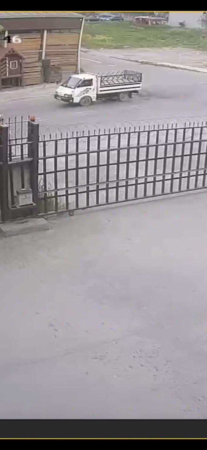 Avcılar'da hızla geldi; otomobile çarpıp kaçtı -4