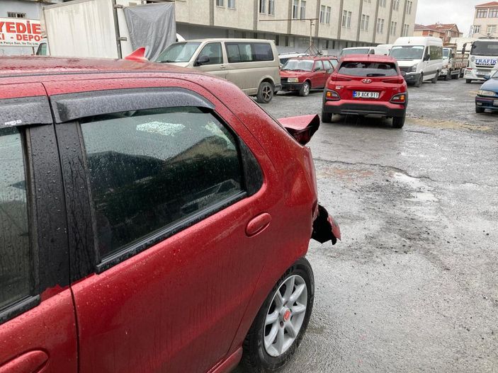 Avcılar'da hızla geldi; otomobile çarpıp kaçtı -6