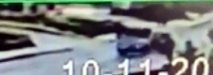 Avcılar'da hızla geldi; otomobile çarpıp kaçtı -1