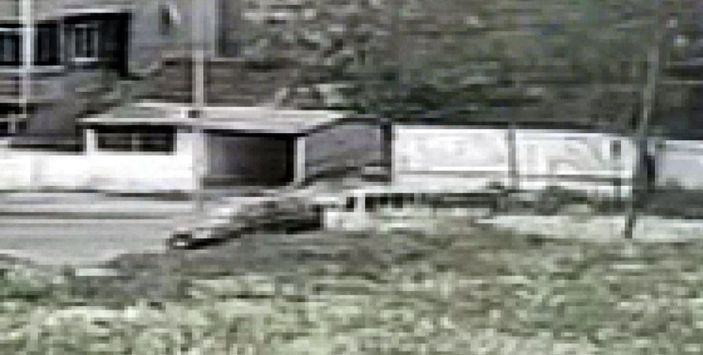 Avcılar'da hızla geldi; otomobile çarpıp kaçtı -2