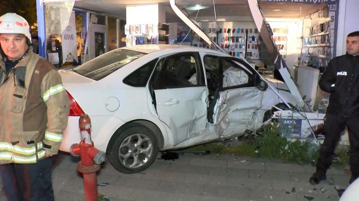 Çekmeköy'de çarpışan otomobillerden biri iş yerine girdi