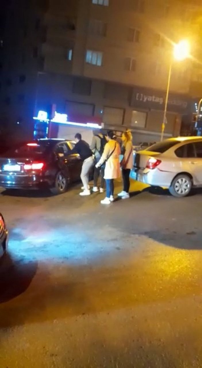 Ataşehir'de kazadan sonra kaçmaya çalışan sürücünün kullandığı otomobili tekmelediler -1