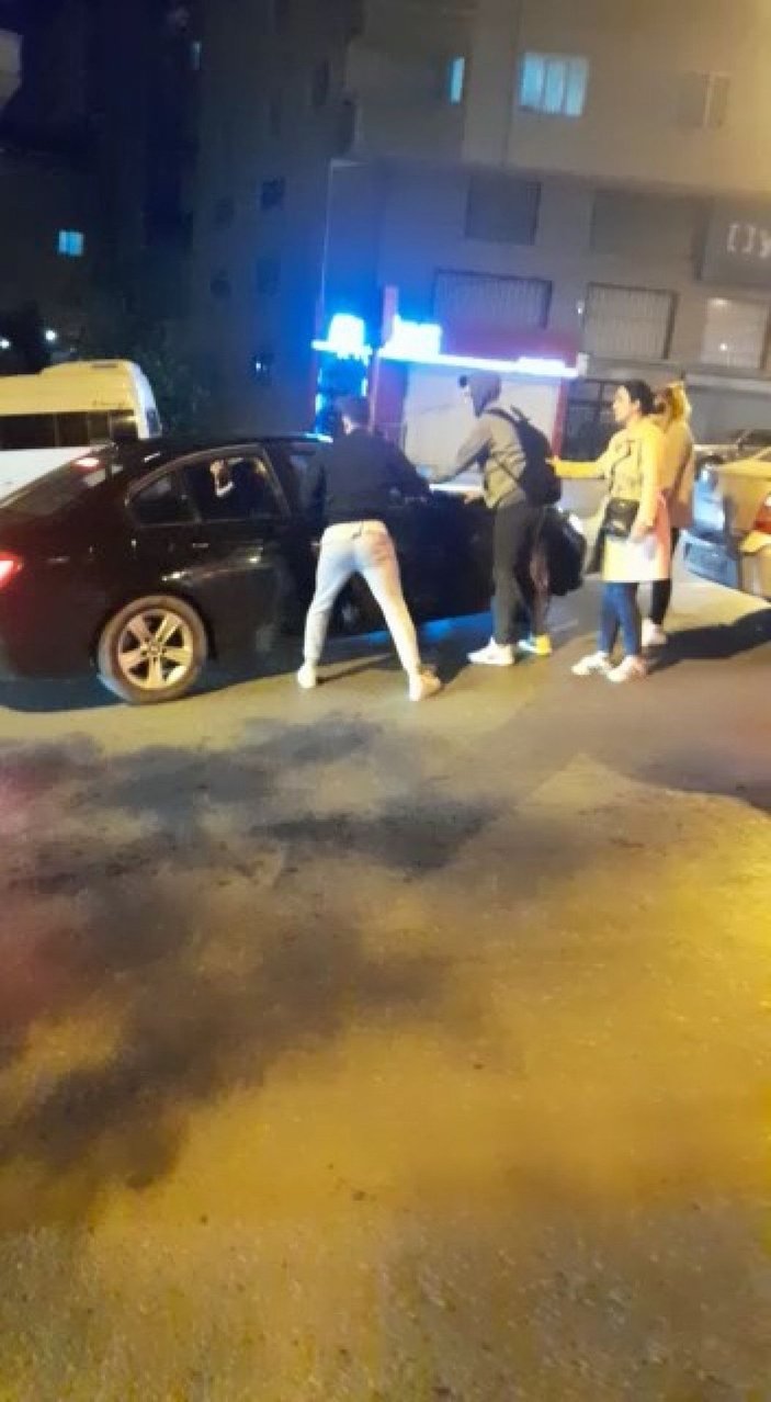 Ataşehir'de kazadan sonra kaçmaya çalışan sürücünün kullandığı otomobili tekmelediler -2