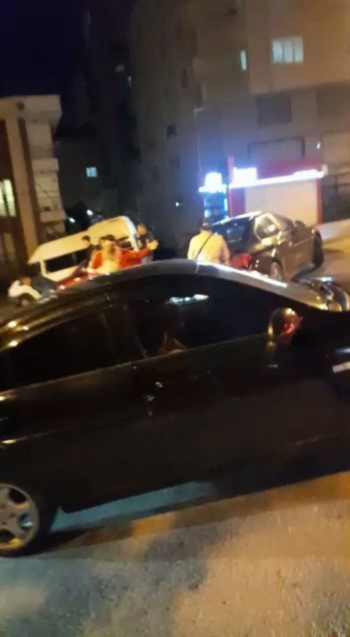 Ataşehir'de kazadan sonra kaçmaya çalışan sürücünün kullandığı otomobili tekmelediler -3