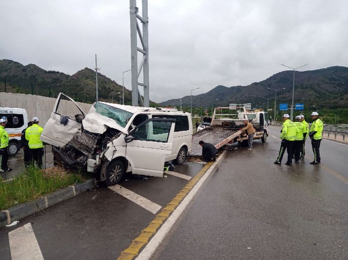 Minibüs, kamyonete çarptı: Anne-kız öldü, 6 yaralı -4
