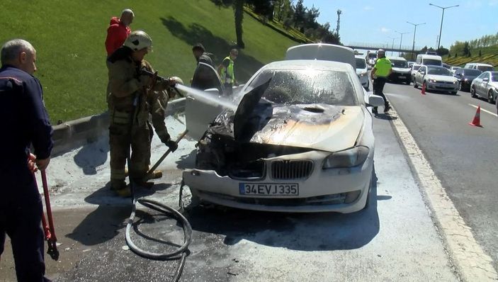 TEM Otoyolu'nda otomobil yandı, araç sürücüleri yardıma koştu   -5