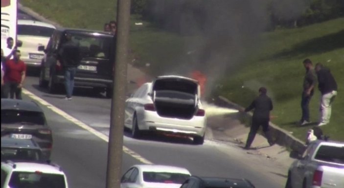 TEM Otoyolu'nda otomobil yandı, araç sürücüleri yardıma koştu   -3