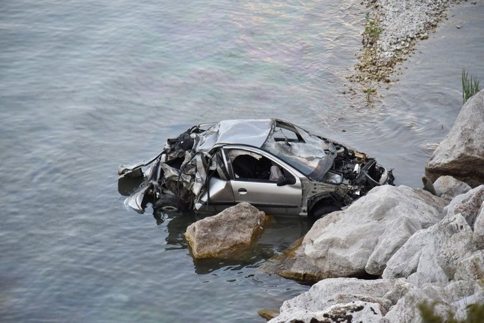 Eğirdir Gölü’ne uçan otomobildeki 2 kişi yaralandı -1
