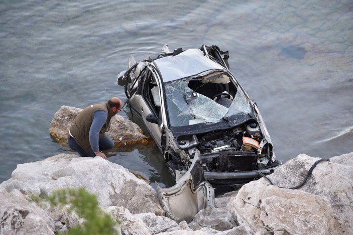 Eğirdir Gölü’ne uçan otomobildeki 2 kişi yaralandı -2