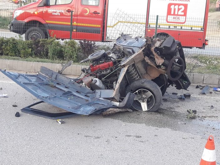 Kazada ikiye bölünen otomobilin sürücüsü hayatını kaybetti -3