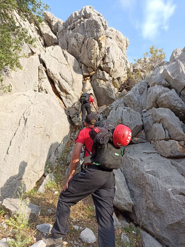 Sivri Dağ'a tırmanırken bacağı kırılan ABD'li turist helikopterle alındı -4