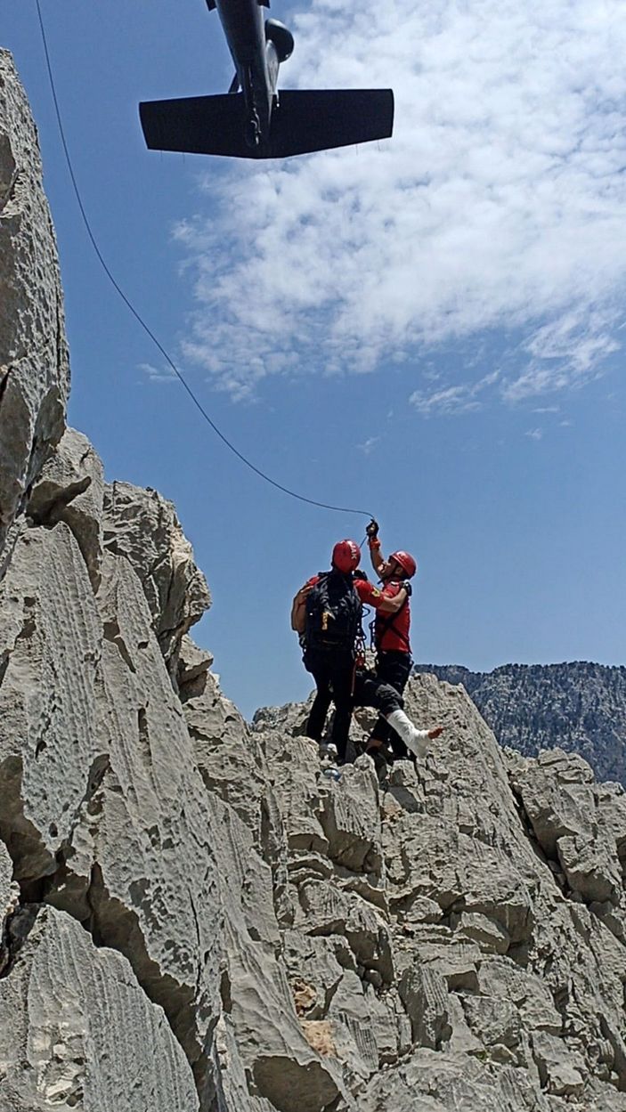Sivri Dağ'a tırmanırken bacağı kırılan ABD'li turist helikopterle alındı -3