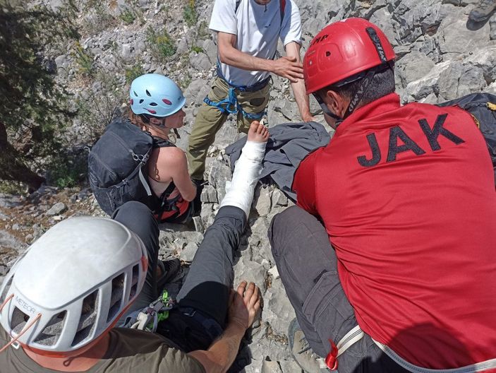 Sivri Dağ'a tırmanırken bacağı kırılan ABD'li turist helikopterle alındı -1