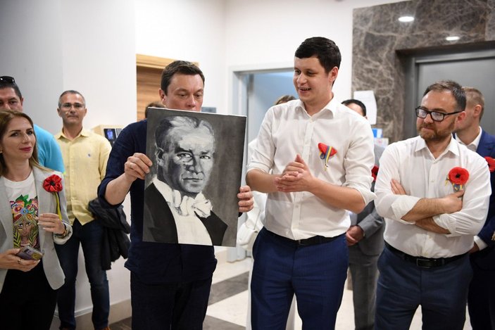 Ukraynalı çocuklar, yaptıkları ‘Atatürk’ portrelerini vekillerine hediye etti -8