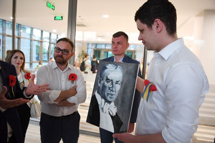 Ukraynalı çocuklar, yaptıkları ‘Atatürk’ portrelerini vekillerine hediye etti -9