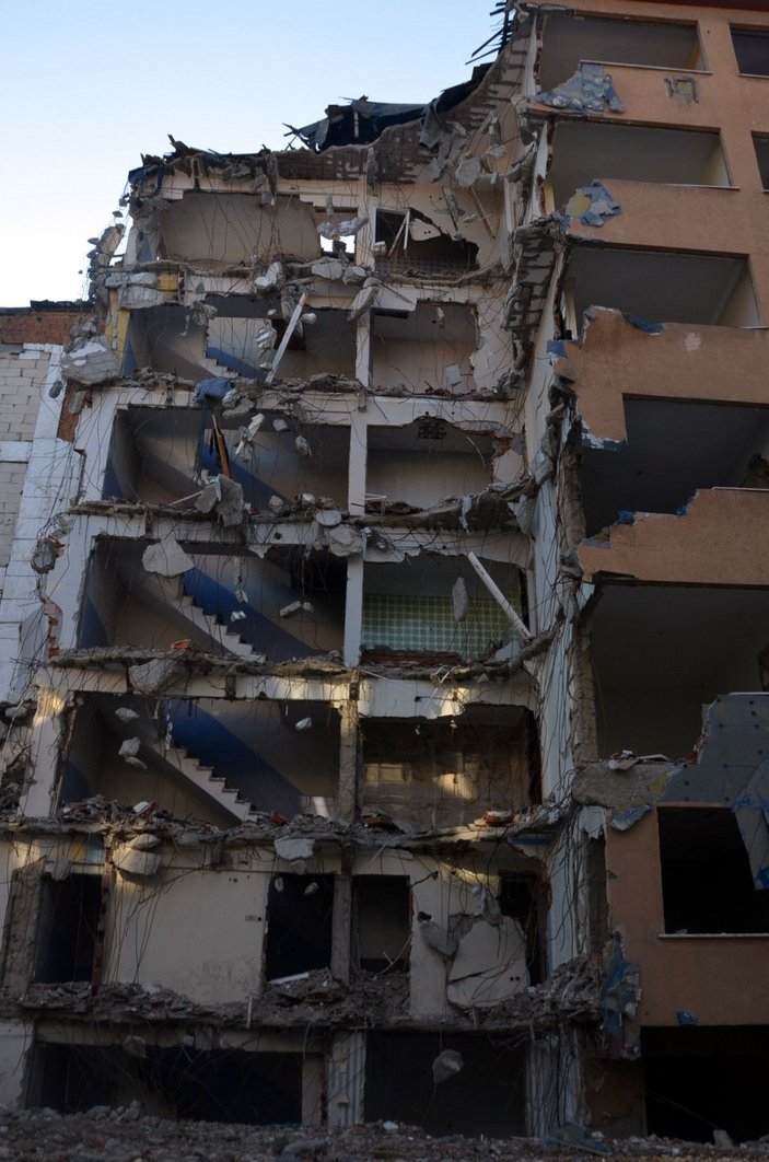 Avcılar'da yıkım sırasında kolonu çatlayan yan bina da yıkıldı  -8