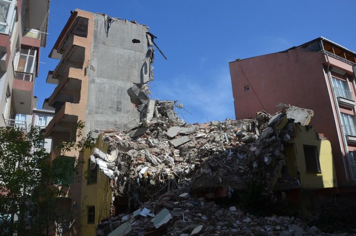 Avcılar'da yıkım sırasında kolonu çatlayan yan bina da yıkıldı  -1