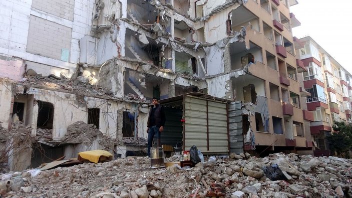 Avcılar'da yıkım sırasında kolonu çatlayan yan bina da yıkıldı  -9
