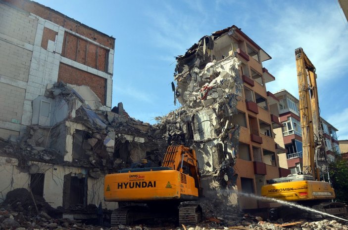 Avcılar'da yıkım sırasında kolonu çatlayan yan bina da yıkıldı  -4