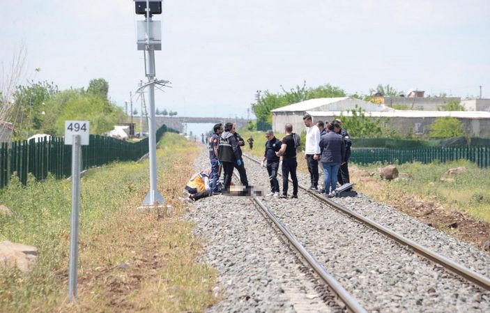 d Diyarbakır'da ray üzerinde başı gövdesinden ayrılmış erkek cesedi bulundu -1