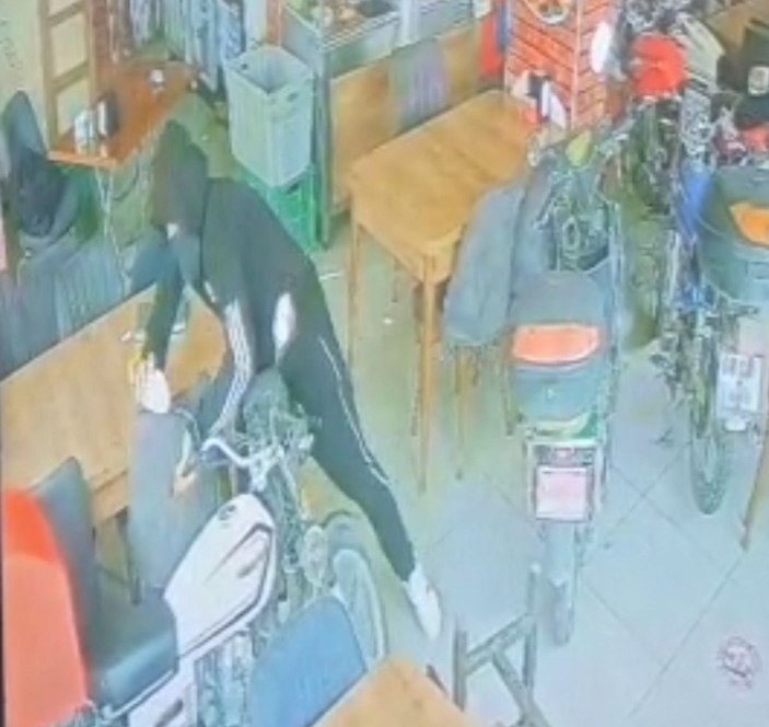 Lokantadan motosiklet hırsızlığı kamerada -1