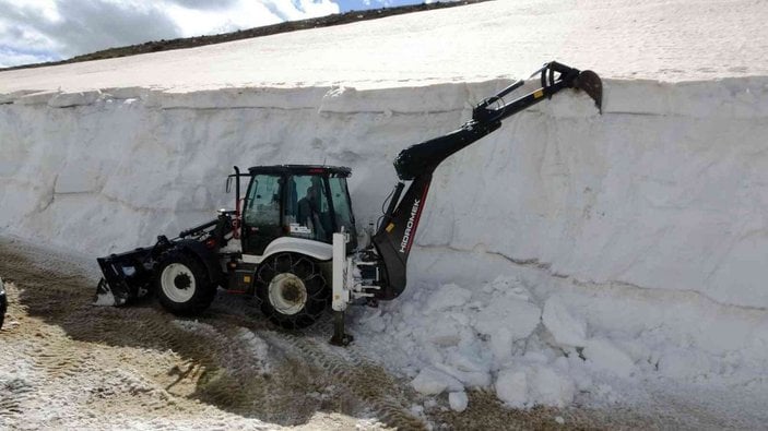 Muş’ta mayıs ayında 5 metrelik karla mücadele -9