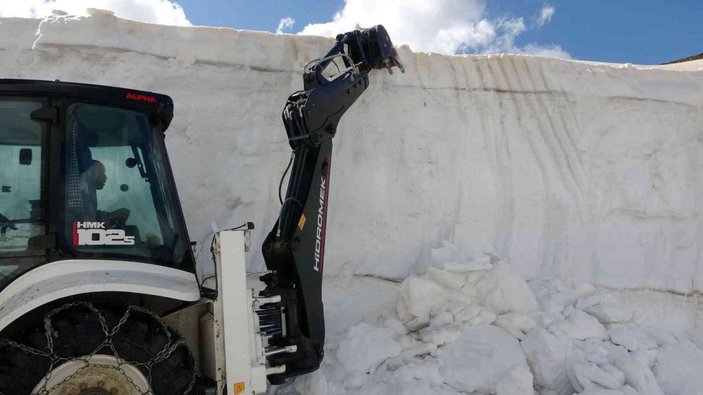 Muş’ta mayıs ayında 5 metrelik karla mücadele -11