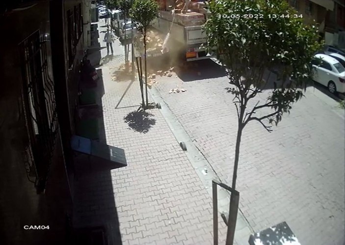 Bahçelievler’de tırdan indirilen tuğlalar, otomobilin üzerine düştü