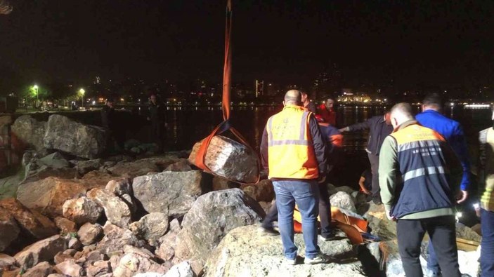Kadıköy'de sahilde kafası kayalıklara sıkışan genç kurtarıldı