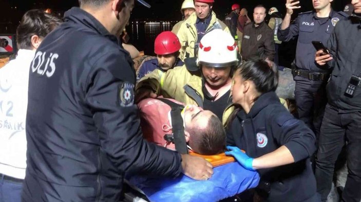 Kadıköy'de sahilde kafası kayalıklara sıkışan genç kurtarıldı
