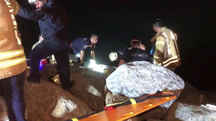 Kadıköy'de sahilde kafası kayalıklara sıkışan genç kurtarıldı
