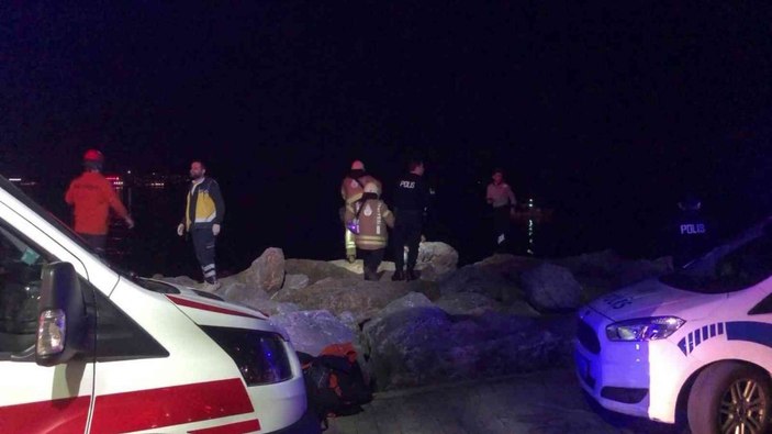 Kadıköy'de sahilde kafası kayalıklara sıkışan genç kurtarıldı