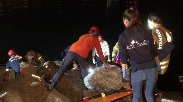 Kadıköy'de sahilde kafası kayalıklara sıkışan genç kurtarıldı