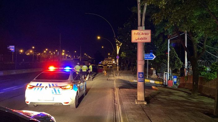 Kocaeli'de 'Polis aracı çıkabilir' tabelasının altında otomobil ile motosikletli polis kaza yaptı